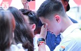 [ẢNH] Nữ sinh Hà Nội bật khóc trong ngày bế giảng